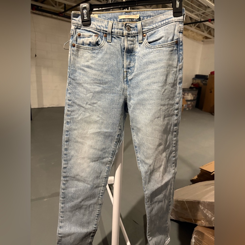 LEVIS Wedgie Jeans size 25 Blue Light Wash Straight Cropped Raw Hem Grunge